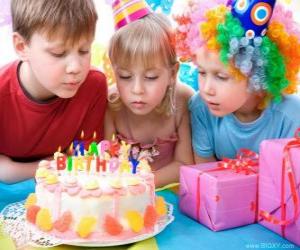 Puzzle Κορίτσι με τη στιγμή της φυσάει τα κεράκια στην τούρτα γενεθλίων της